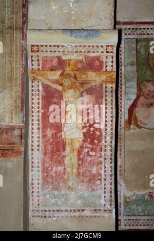 Crocifissione  - affresco - pittore lombardo - inizio del XVI secolo  - Mezzate di Bagnatica (Bg),Italia, chiesa di San Pietro Stock Photo