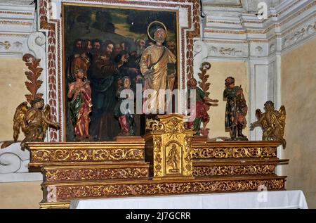 Altare ligneo del XVII secolo  - Mezzate di Bagnatica (Bg) ,Italia,chiesa di San Pietro Stock Photo