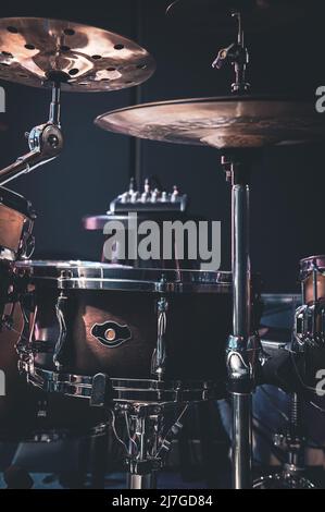 Snare drum dengan latar belakang gelap kaburSnare drum dengan latar belakang gelap kabur  