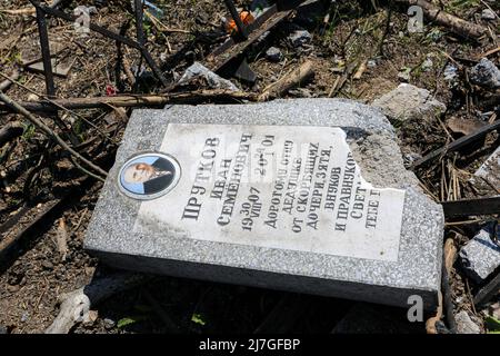 Odessa, Ukraine. 06th May, 2022. A destroyed gravestone during the Russia-Ukraine war. Russian shelling of Odessa, rockets hit Novo-Gorodskoe cemetery (or Tairovsky Cemetery). Destroyed more than 1000 square meters of the cemetery. Credit: SOPA Images Limited/Alamy Live News Stock Photo