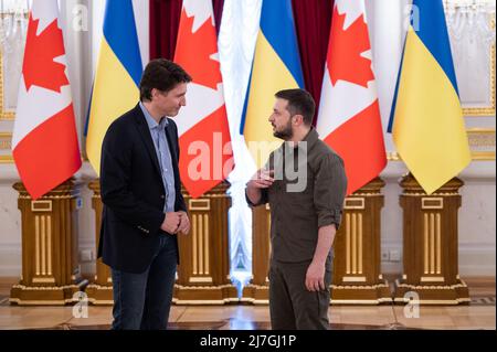 Kyiv, Ukraine, May 8, 2022, Canadian Prime Minister Justin Trudeau meets with Ukrainian President Volodymyr Zelenskyy during a visit to the Ukrainian capital of Kyiv, Ukraine, on May 8, 2022. The two leaders took part in a video conference of the G7 leaders, led by Olaf Scholz, Federal Chancellor of Germany, who chairs the G7, and organized the summit. At the end of the meeting, President Zelenskyy presented medals to Ukrainians who took part in the demining of the country, particularly Patron, a Jack Russell Terrier, who was taught to sniff out mines by his owner Major Mykhailo Iliev of the C Stock Photo