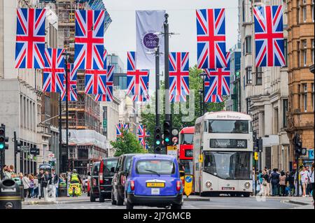 London, UK. 9th May, 2022. Union jacks in Oxford Street - Another part of the developing celebrations for the Platinum Jubilee. Credit: Guy Bell/Alamy Live News Stock Photo