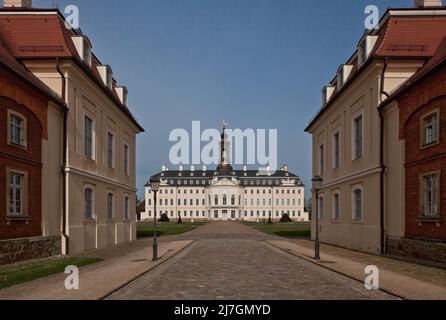 Wermsdorf Sachsen Jagdschloß Hubertusburg 1721-51 v Joh Chr Naumann u Joh Chr Knöffel 75310 Hauptflügel von Südosten gesehen durch die von ehem Kasern Stock Photo