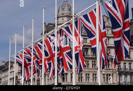 London, England, UK. 9th May, 2022. Union Jacks have been installed at Parliament Square ahead of the Queen's Platinum Jubilee celebrations, marking the 70th anniversary of the Queen's accession to the throne. A special extended Platinum Jubilee Weekend will take place 2nd-5th June. (Credit Image: © Vuk Valcic/ZUMA Press Wire) Stock Photo