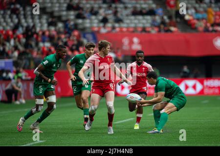 Vancouver, Canada, April 17, 2022: Jordan Conroy (first from right, holding ball) catches the ball during the match against Team Wales 7s on Day 2 of the HSBC Canada Sevens at BC Place in Vancouver, Canada. Ireland won the match with the score 14-12. Stock Photo