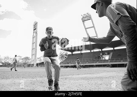 Baseball players handshake hi-res stock photography and images - Alamy