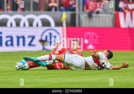 Munich, Germany, 08/05/2022, Benjamin PAVARD, FCB 5  compete for the ball, tackling, duel, header, zweikampf, action, fight against Tiago Tomas, VFB 18  in the match FC BAYERN MÜNCHEN - VFB STUTTGART 2-2 1.German Football League on Mai 08, 2022 in Munich, Germany. Season 2021/2022, match day 33, 1.Bundesliga, Muenchen, 33.Spieltag. FCB, © Peter Schatz / Alamy Live News    - DFL REGULATIONS PROHIBIT ANY USE OF PHOTOGRAPHS as IMAGE SEQUENCES and/or QUASI-VIDEO - Stock Photo