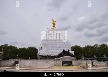 London, UK. 9th May 2022. Preparations are under way around Buckingham Palace for the Queen's Platinum Jubilee, marking the 70th anniversary of the Queen's accession to the throne. A special extended Platinum Jubilee Weekend will take place 2nd-5th June.   Credit: Vuk Valcic/Alamy Live News Stock Photo