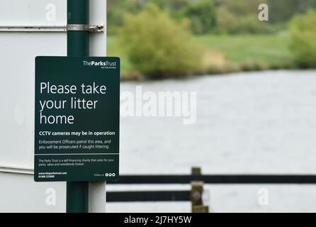 Sign at Willen Lake, Milton Keynes: "Please take your litter home". Stock Photo