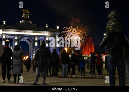 Moscow, Russia. 9th May, 2022. People watch fireworks at VDNH (The Exhibition of Achievements of National Economy) as part of celebrations of the Victory Day in Moscow, Russia, on May 9, 2022. Credit: Alexander Zemlianichenko Jr/Xinhua/Alamy Live News Stock Photo