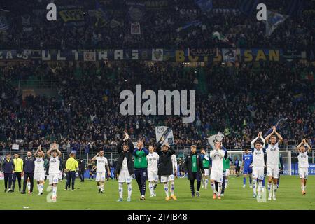 Milan, Italy. 6th May, 2022. Italy, Milan, may 6 2022: Empoli's players greets the fans in the stands at the end of football match FC INTER vs EMPOLI, Serie A 2021-2022 day36 San Siro stadium (Credit Image: © Fabrizio Andrea Bertani/Pacific Press via ZUMA Press Wire) Stock Photo