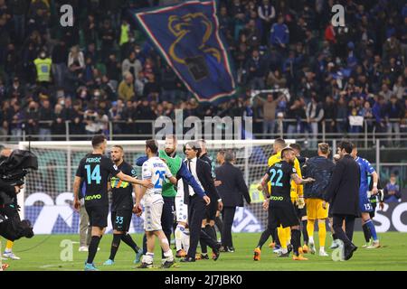 Milan, Italy. 6th May, 2022. Italy, Milan, may 6 2022: Simone Inzaghi (Inter manager) greets Empoli's players at the end of football match FC INTER vs EMPOLI, Serie A 2021-2022 day36 San Siro stadium (Credit Image: © Fabrizio Andrea Bertani/Pacific Press via ZUMA Press Wire) Stock Photo