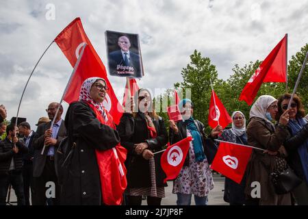 Paris, France. 07th May, 2022. Protesters listen to the speeches during a demonstration against Tunisian president Kaïs Saïed in the center of the French capital Paris. In Paris, around fifty participants protested against the Tunisian president Kaïs Saïed because he suspended the constitution. They consider the president too authoritarian and are calling for a truly democratic political system. Credit: SOPA Images Limited/Alamy Live News Stock Photo