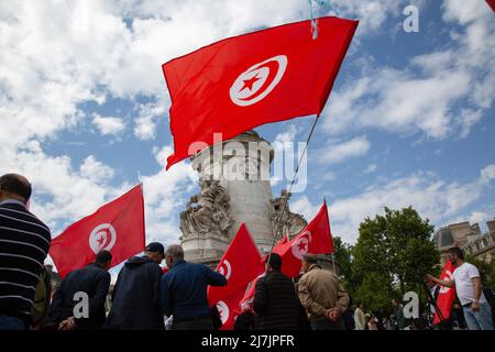 Paris, France. 07th May, 2022. Protesters hold Tunisian flags as they take part in a demonstration against Tunisian president Kaïs Saïed in the center of the French capital Paris. In Paris, around fifty participants protested against the Tunisian president Kaïs Saïed because he suspended the constitution. They consider the president too authoritarian and are calling for a truly democratic political system. (Photo by Léa Ferté/SOPA Images/Sipa USA) Credit: Sipa USA/Alamy Live News Stock Photo
