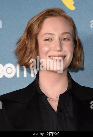 Hannah Einbinder walking on the red carpet at the 2024 Film Independent