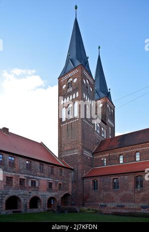Jerichow Sachs-Anh Klosterkirche 1148 begonnen und um Mitte 13 Jh vollendet 74934 Kreuzganghof nach Nordwesten mit den Kirchtürmen Stock Photo