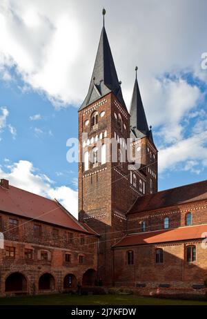 Jerichow Sachs-Anh Klosterkirche 1148 begonnen und um Mitte 13 Jh vollendet 74880 Kreuzganghof nach Nordwesten mit den Kirchtürmen Stock Photo