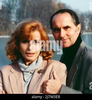 Senta Berger, österreichisch-deutsche Schauspielerin, Filmschauspielerin, TV Serienstar mit Ehemann, Regisseur und Filmproduzent Michael Verhoeven, Deutschland, 1992. Senta Berger, Austrian-German actress, film actress, TV series star with husband Michael Verhoeven, director and film producer, Germany, 1992. Stock Photo