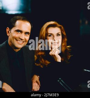 Heut' abend, Talkshow des Bayerischen Rundfunks, Deutschland, 1982, Talkgäste: Senta Berger, österreichisch-deutsche Schauspielerin, Filmschauspielerin mit Ehemann, Filmproduzent und Regisseur Michael Verhoeven. Heut abend, TV Talk show, Germany, 1982, Talk guests: Senta Berger, Austrian-German actress, film actress with husband Michael Verhoeven, director and film producer Stock Photo