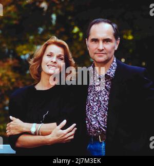 Senta Berger, österreichisch-deutsche Schauspielerin, Filmschauspielerin, TV Serienstar mit Ehemann, Regisseur und Filmproduzent Michael Verhoeven, Deutschland, 1989. Senta Berger, Austrian-German actress, film actress, TV series star with husband Michael Verhoeven, director and film producer, Germany, 1989. Stock Photo