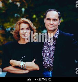 Senta Berger, österreichisch-deutsche Schauspielerin, Filmschauspielerin, TV Serienstar mit Ehemann, Regisseur und Filmproduzent Michael Verhoeven, Deutschland, 1989. Senta Berger, Austrian-German actress, film actress, TV series star with husband Michael Verhoeven, director and film producer, Germany, 1989. Stock Photo