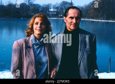 Senta Berger, österreichisch-deutsche Schauspielerin, Filmschauspielerin, TV Serienstar mit Ehemann, Regisseur und Filmproduzent Michael Verhoeven, Deutschland, 1992. Senta Berger, Austrian-German actress, film actress, TV series star with husband Michael Verhoeven, director and film producer, Germany, 1992. Stock Photo