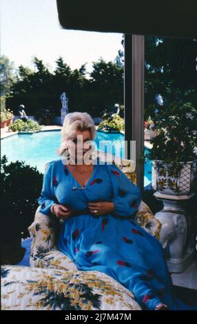 Hollywood, ich komme, deutscher Fernsehfilm, Deutschland, 1980, Regie: Ralf Gregan, im Bild: Filmstar Zsa Zsa Gabor während der Dreharbeiten in ihrer Villa in Beverly Hills. Hollywood, ich komme, German TV film, Germany, 1980, directed by Ralf Gregan, on the photo: film star Zsa Zsa Gabor during filming in her Villa in Beverly Hills. Stock Photo