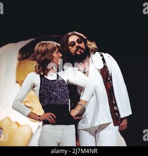 Mouth and MacNeal, Willem Duyn und Maggie MacNeal, Pop Gesangsduo aus den Niederlanden, Auftritt in Deutschland, 1972. Mouth & MacNeal, Willem Duyn and Maggie MacNeal, Pop vocal duo from the Netherlands, TV performance in Germany, 1972. Stock Photo