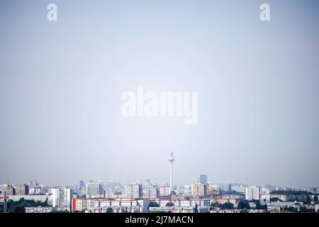 Berlin, Germany. 10th May, 2022. View from the Skywalk Marzahner Promenade to the Berlin TV Tower. Credit: Carsten Koall/dpa/Alamy Live News Stock Photo