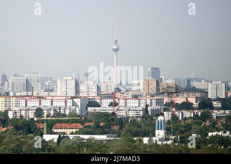 Berlin, Germany. 10th May, 2022. View from the Skywalk Marzahner Promenade to the Berlin TV Tower. Credit: Carsten Koall/dpa/Alamy Live News Stock Photo