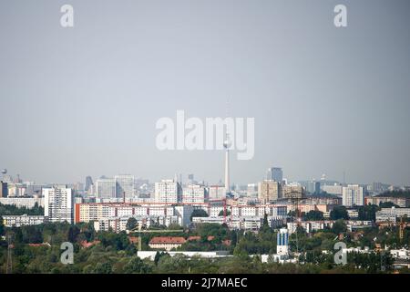 Berlin, Germany. 10th May, 2022. View from the Skywalk Marzahner Promenade to the Berlin TV Tower. Credit: Carsten Koall/dpa/Alamy Live News Stock Photo