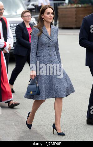May 10th, 2022. Manchester, UK. The Duke of Cambridge and Duchess of Cambridge attending the official opening of the Glade of Light Memorial at Manchester Cathedral. The memorial commemorates the victims of the 22nd May 2017 terrorist attack at Manchester Arena. Credit: Doug Peters/EMPICS/Alamy Live News Stock Photo