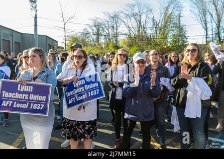 May 9, 2022, Lynn, MA. Teachers Union members gathered in front of Lynn Public Schools Office Administration before the Athletic Sub-Committee Meeting Stock Photo