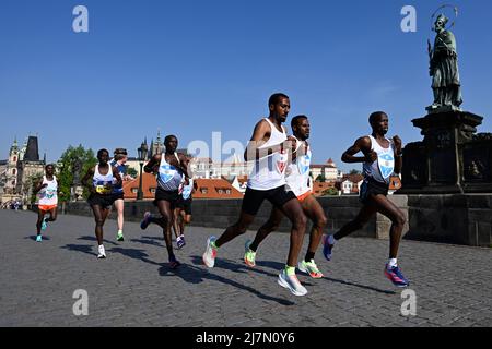 Prague, Czech Republic. 08th May, 2022. The Volkswagen Prague Marathon, pictured on May 8, 2022, on the Charles Bridge in Prague, Czech Republic. On the background is seen the Prague Castle. Credit: Ondrej Deml/CTK Photo/Alamy Live News