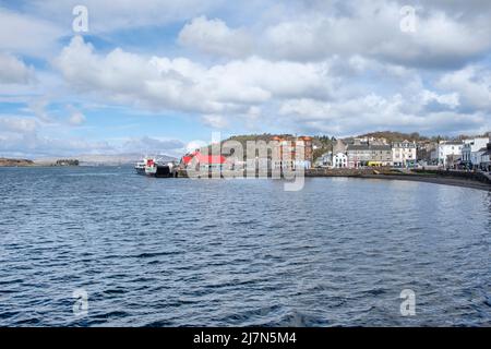 Picturesque small town in the Argyll and Bute council area, view of the long waterfront peppered with eateries and chip shops and a little bay Stock Photo