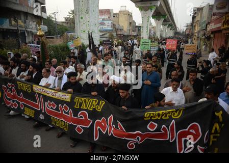 May 10, 2022, Rawalpindi, Punjab, Pakistan: Leaders and activists of Tehreek-e-Nifaaz Fiqah Jafferia (TNFJ) shout slogans against Saudi Arabia Government during a protest demonstration on the occasion of Youm-e-Inhedaam-e-Janat-ul-Baqi graveyard at muree road rawalpindi.Destruction of Jannat ul Baqi Day was observed globally against the demolition of holy shrines on the sacred land of Hijaz, a century back, with renewed commitment to end religious extremism and restore the holy shrines of Muslims on the call of Chief of Tehreek e Nifaz e Fiqh e Jafariya Agha Syed Hamid Ali Shah Moosavi. On t Stock Photo