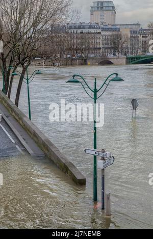A flood on the River Seine viewed from quai des Célestins, in the background is pont de Sully and boulevard Henri IV. Stock Photo