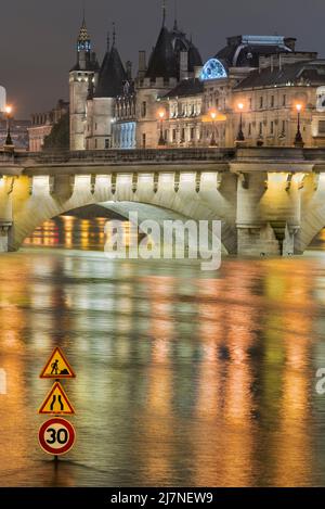 Voie Georges Pompidou, pont Neuf, île de la Cité, quai François Mitterand, entirely covered by the river Seine in the flooding of June 2016. Stock Photo