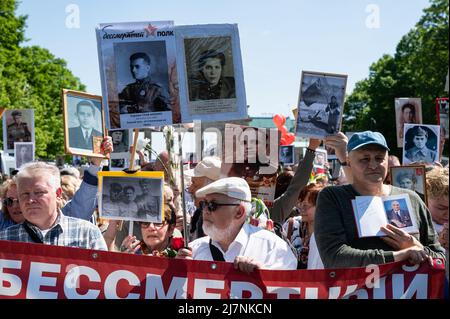 09.05.2022, Berlin, Germany, Europe - Members of Russian community from Berlin hold up portraits of relatives as they celebrate 9th of May Victory Day. Stock Photo