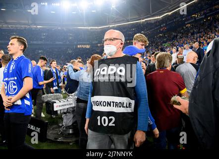 Feature, employee of the NADA doping control inwithten the fans on the pitch, for clean performance, soccer 2nd Bundesliga, 33rd matchday, FC Schalke 04 (GE) - FC St. Pauli Hamburg Hamburg 3: 2, on May 7th, 2022 in Gelsenkirchen/ Germany. #DFL regulations prohibit any use of photographs as image sequences and/or quasi-video # Â Stock Photo
