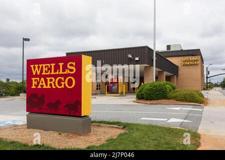 LEXINGTON, NC, USA-8 MAY 2022: A Wells Fargo branch bank, showing dominant monument sign, with building and drive thru in background. Stock Photo