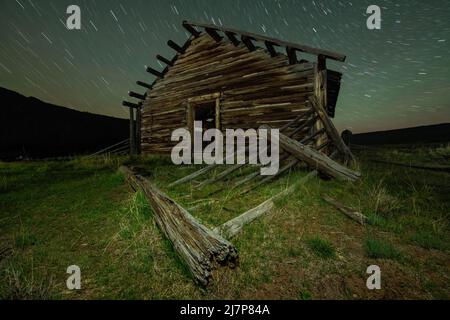 A log cabin and the beautiful mountains of the Wind River Range Stock Photo