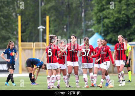Milan, Italy. 7th May, 2022. Italy, Milan, may 7 2022: the referee whistles three times and ac Milan players celebrate the victory at the end of football game FC INTER vs AC MILAN, Women Serie A 2021-2022 day21 Breda stadium (Credit Image: © Fabrizio Andrea Bertani/Pacific Press via ZUMA Press Wire) Stock Photo