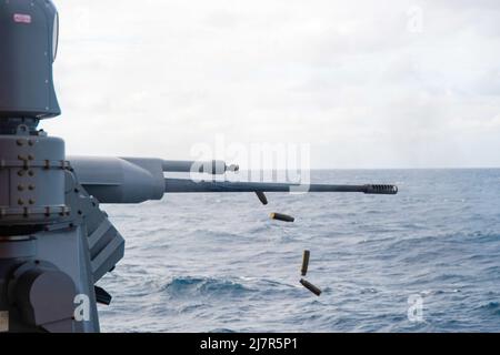 20510-N-YX844-2074 PACIFIC OCEAN (May 10, 2022) A MK 38 Machine Gun System is fired on the fantail of the U.S. Navy’s only forward-deployed aircraft carrier USS Ronald Reagan (CVN 76), during a live fire exercise. The MK 38 is a remote controlled weapon system that fires 25 mm rounds. Ronald Reagan, the flagship of Carrier Strike Group 5, provides a combat-ready force that protects and defends the United States, and supports alliances, partnerships and collective maritime interests in the Indo-Pacific region. (U.S. Navy photo by Mass Communication Specialist Seaman Evan Mueller) Stock Photo