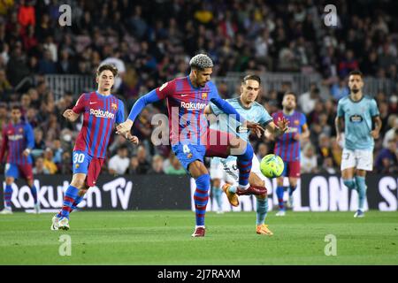 BARCELONA, SPAIN - MAY 10: Ronald Araújo of FC Barcelona passes the ball during La Liga match between FC Barcelona and RC Celta de Vigo at Camp Nou on May 10, 2022 in Barcelona, SPAIN. (Photo by Sara Aribo/PxImages) Stock Photo