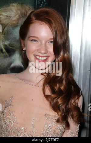 LOS ANGELES - APR 3:  Annalise Basso at the 'Oculus' Los Angeles Screening at the TCL Chinese 6 Theaters on April 3, 2014 in Los Angeles, CA Stock Photo