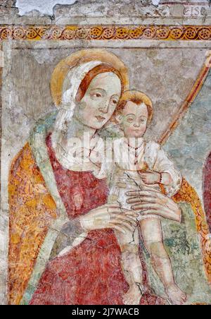 Madonna col Bambino  - affresco - pittore lombardo - XVI secolo  - Fontanella Grazioli (Mn),Italia, Santuario della Madonna della Malongola Stock Photo
