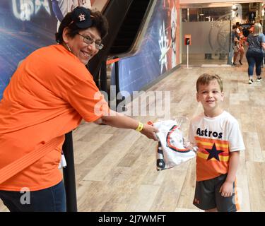 May 6, 2022 Houston Astros - Jose Altuve 1970s Rainbow Jersey - Stadium  Giveaway Exchange