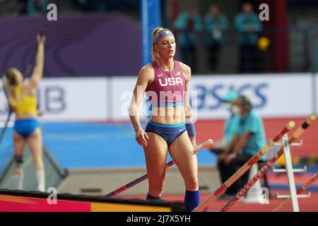 Sandi Morris preparing to jump at the Belgrade 2022 World Indoor Championships in the pole vault specialty. Stock Photo