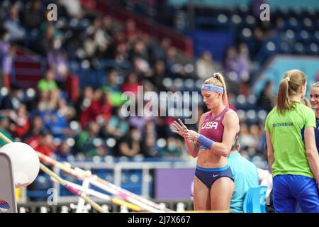 Sandi Morris preparing to jump at the Belgrade 2022 World Indoor Championships in the pole vault specialty. Stock Photo